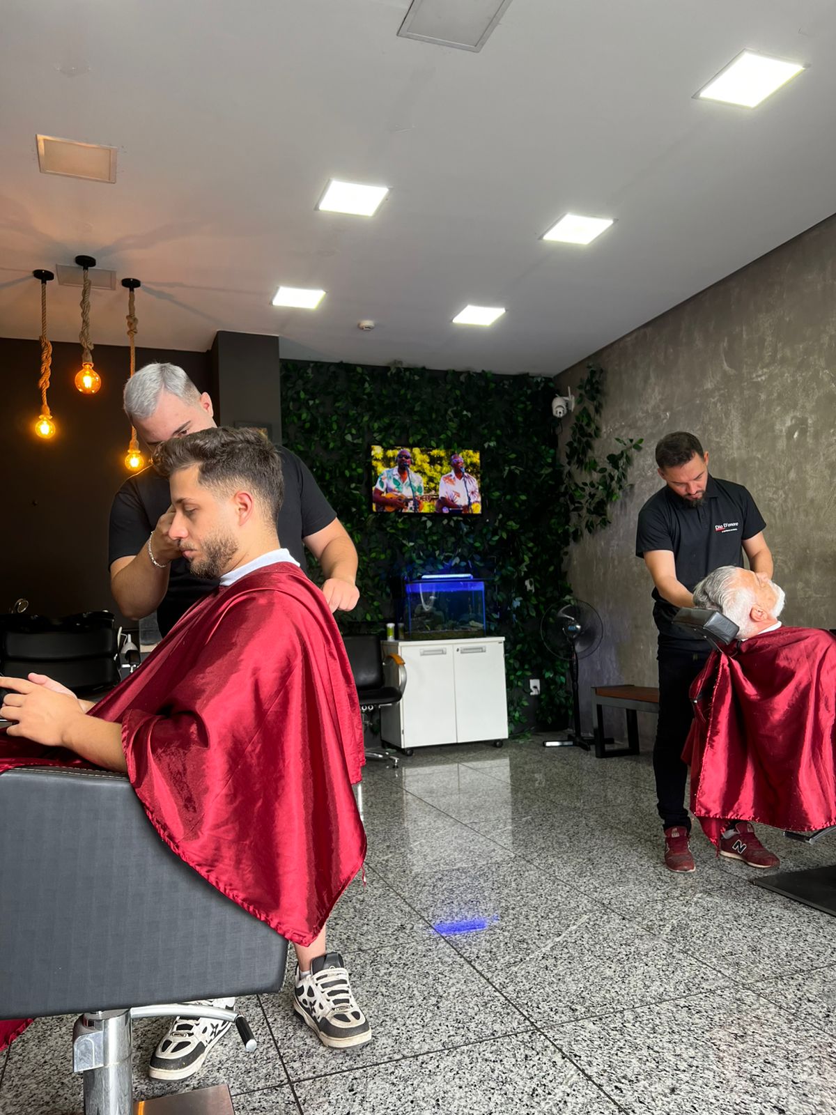 Equipe da Dio D'onore Barber em atendimento