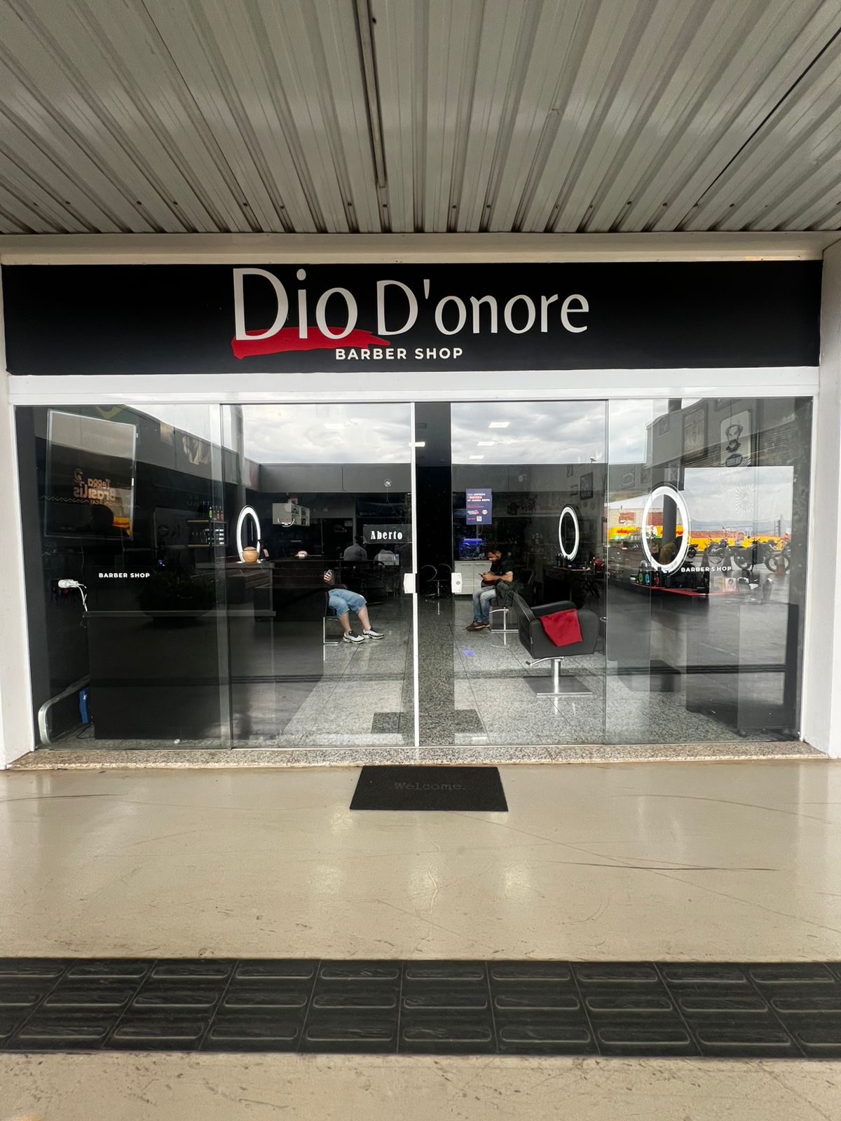 Fachada da Dio D'onore Barber